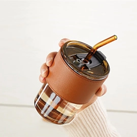 450ml Leather Grip Sipper Mug Straw Lid Leather Sleeve Leak-Proof Clear Reusable Glass Tumbler Cold & Hot Drink Beverage Water Juice at Home Bar Restaurant (Pack of 1)